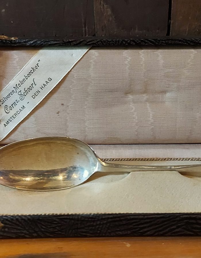 Wij verkopen zilver van diverse objecten van pillendoosje tot aan serviezen en alles er tussenin.