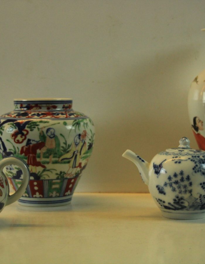 Wij hebben diverse soorten porselein voornamelijk Chinees porselein van de periode Wanli tot aan Republiek China. Daarnaast hebben we ook Meissen porselein.