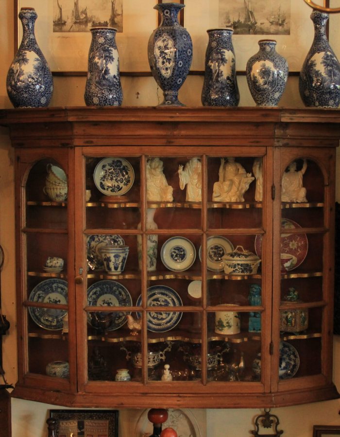 Ook hebben wij aardewerk in onze collectie voornamelijk Delfts aardewerk.